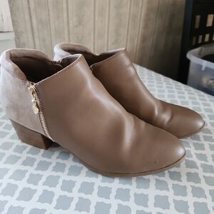 GLORIA VANDERBILT two-tone ankle boots EUC